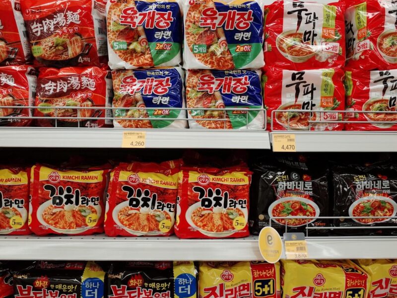 韓国ラーメン売り場の写真