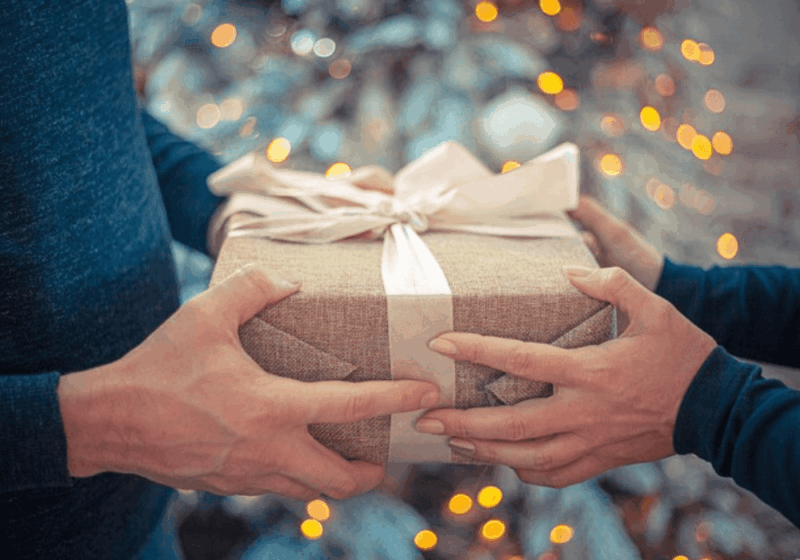 プレゼントを渡す写真
